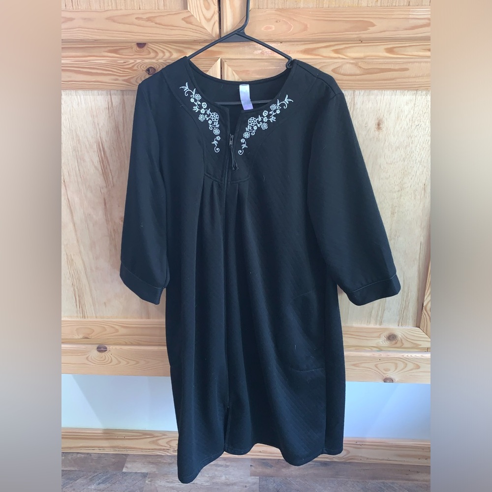 Women’s Secret Treasures black white quilted style zip front robe size L 12/14